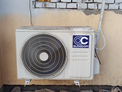 Binnen- en buitenunit van een split-airco bij een woning in Regio met uitleg over de werking