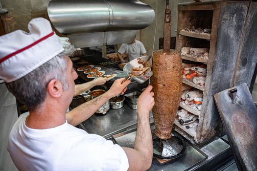 Broodje döner op tafel bij een zaak uit de beste doner regio met salade, saus en vers gesneden vlees