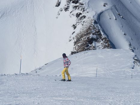 Snowboardster hoog boven de pipe bij halfpipe snowboarden vrouwen olympische winterspelen 2026