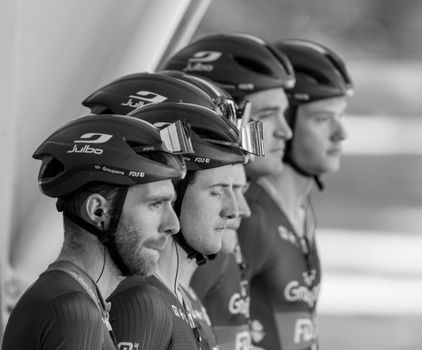 Kjeld Nuis in schaatspak op de langebaan tijdens een 1500 meter race