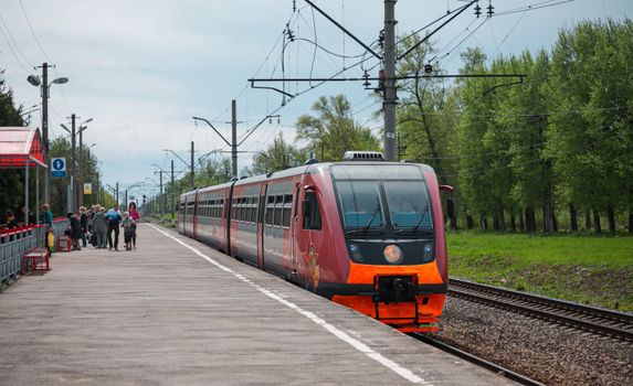 Verlichte winkelstraat in het centrum tijdens koopavond regio met shoppers en open winkels