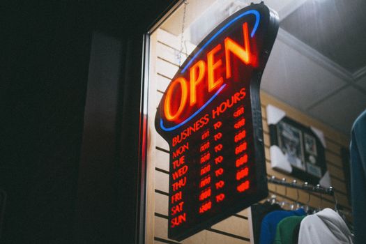 Winkelstraat met shoppers en etalages voor openingstijden feestdagen regio