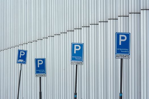 Straat met parkeervakken en vergunningzone in het centrum van Regio voor parkeervergunning Regio