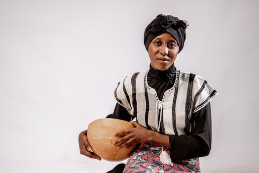 Portret van Saida Magge in een nieuwssetting met studiobelichting