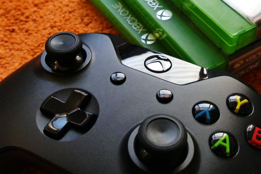Xbox-console in moderne woonkamer met game op scherm en streamingapps zichtbaar