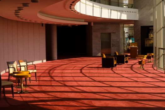 Bezoekers lopen richting het Beatrix Theater in Utrecht voor een avond uit