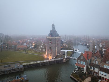 Daar gaan ze weer: donkere buienwolken boven natte straat in de regio met verkeer en plassen op de weg