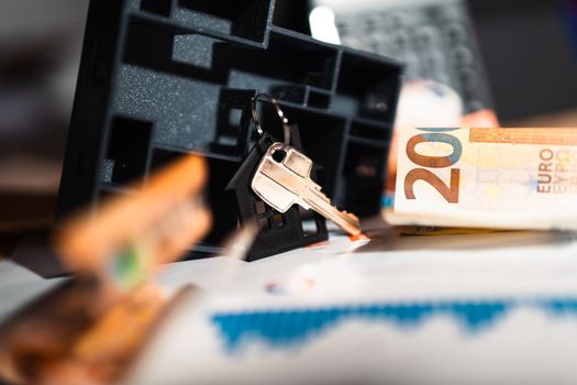 Adviseur bespreekt hypotheek RegioBank, maandlasten en rente met huizenkopers aan tafel