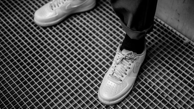 Trendy retro sneakers in wit, zilver en oranje gedragen bij een festivaloutfit voor Koningsdag en concerten in regio Utrecht