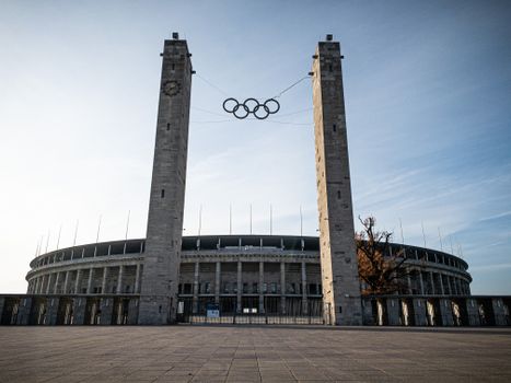 Olympische spelen 2026 op het ijs met schaatsers en kunstschaatsers in een arena van Milaan-Cortina
