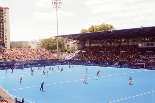 Olympische spelen live op groot scherm in een sportcafé in de Regio met supporters tijdens een spannende finale