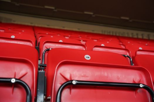Stand Liverpool FC op een stadionscorebord met ranglijst en supporters op de tribune