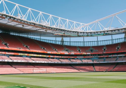 Scorebord met stand premier league en topclubs tijdens een competitiewedstrijd