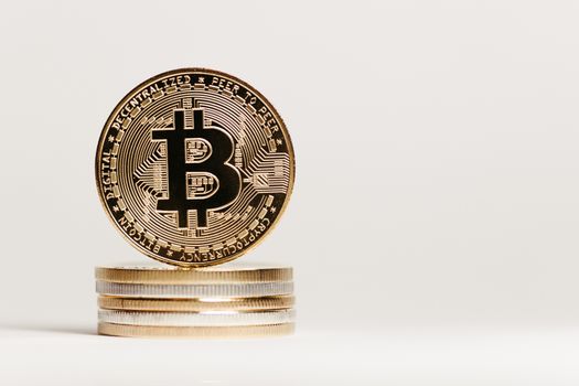 Grafiek van de bitcoin koers op een smartphone met eurotekens en financiële context