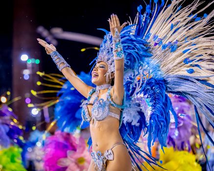 Vriendinnen in trendy festival outfits 2026 op een Nederlands outdoor festival met sneakers, metallic details en laagjes