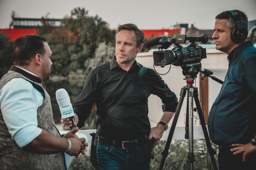 Portret van filmproducent Rob Houwer in een artikel over zijn carrière, bekendste films en invloed op de Nederlandse cinema