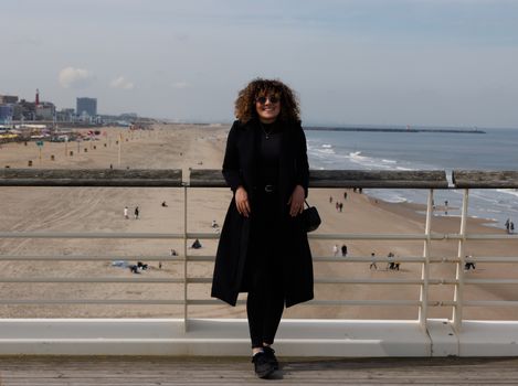 Nikkie Plessen tijdens een mode-evenement, stijlvol gekleed en zakelijk in beeld