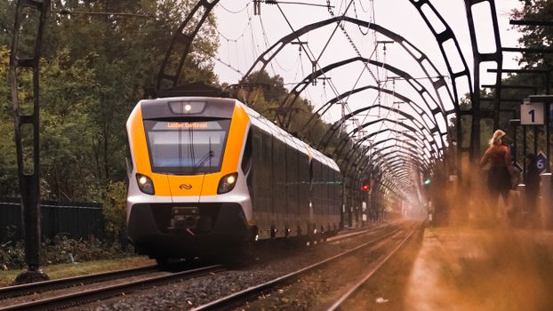 Smartphone met nu.nl naast laptop met regionale nieuwssites en lokale agenda in de regio