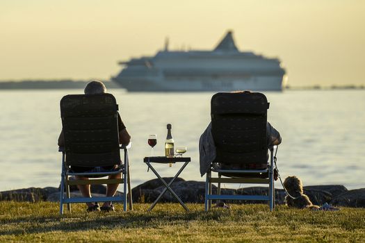Overzichtelijke uitleg over pensioen in 2026 met documenten, rekenmachine en financiële planning aan de keukentafel