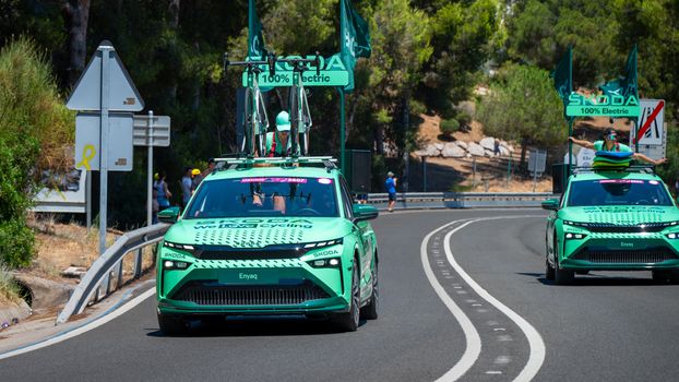 Peloton in de etappe van tour de france vandaag op weg naar de finish