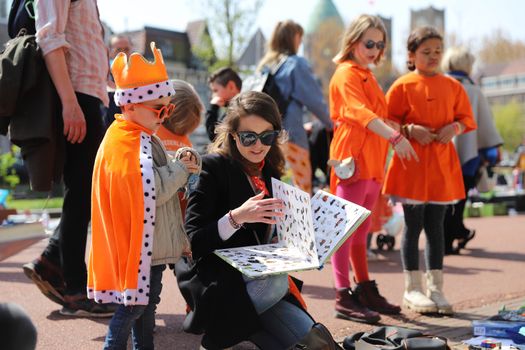 Bezoekers op een vrijmarkt en terras tijdens wat te doen met koningsdag 2026 in de Regio