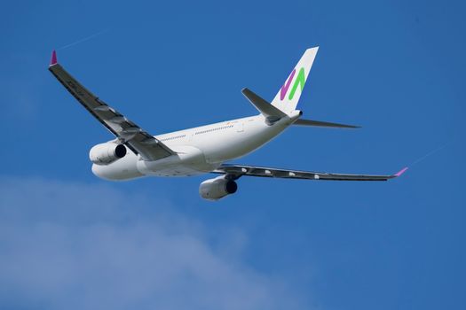 Persoon rekent airmiles en korting uit op smartphone en kassabon aan tafel
