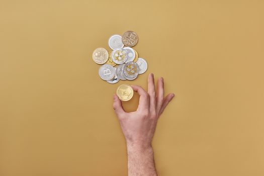 Laptop met bitcoin koersgrafiek naast Nederlandse belastingpapieren over box 3 en crypto in 2026