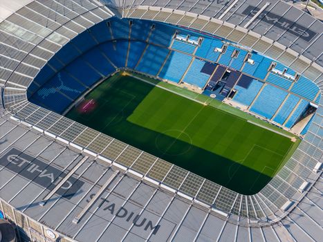 Supporters kijken Champions League op groot scherm in een sportcafé in de regio
