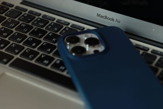 Conceptbeeld van een ultradunne iPhone Air naast andere Apple-apparaten