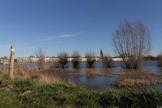 Bezoekers op de vrijmarkt tijdens koningsdag zutphen 2026 in de binnenstad bij de marktpleinen