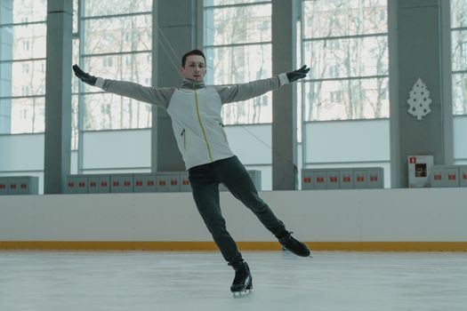 Kunstschaatsen mannen olympische winterspelen 2026 met een solorijder tijdens de vrije kür op olympisch ijs