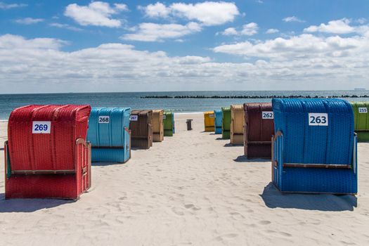 LINDA. Vakantieboek 2026 op een strandlaken met zonnebril en zomerse accessoires