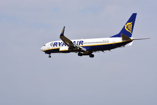 Passagiers op een regionale luchthaven vergelijken Ryanair-vluchten, bagageregels en ticketprijzen