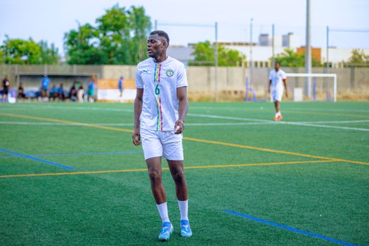 Portretfoto bij artikel over Samuel Onuha met smartphone en stedelijke achtergrond