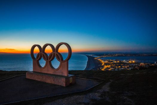 Skeleton olympische spelen 2026 met een atleet op de ijsbaan tijdens een snelle afdaling door een bocht
