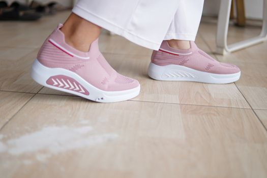 Stijlvolle damessneakers volgens de sneaker trend 2026 met retro runner design en zachte neutrale kleuren