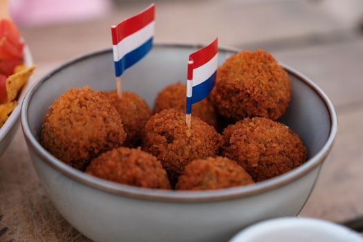 Collage van trending food en lifestyle in Nederland met festivaleten, zomerse outfits en een kleurrijke tafelsetting