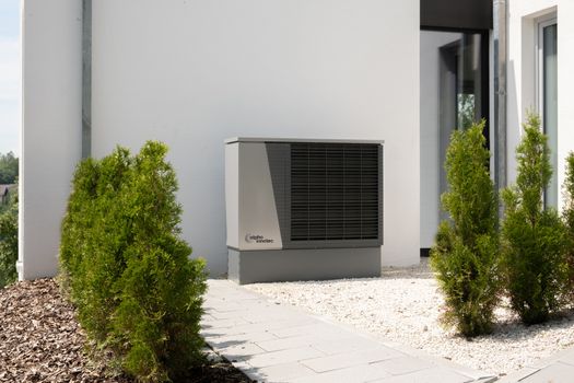 Huiseigenaar bekijkt offerte voor warmtepomp subsidie 2026 en netto kosten
