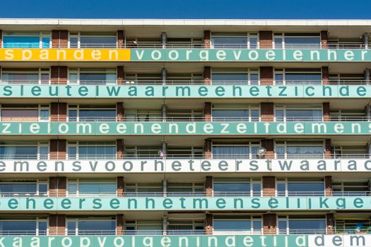 Starter berekent woonquote aan de keukentafel met laptop en notities over hypotheek en woonlasten